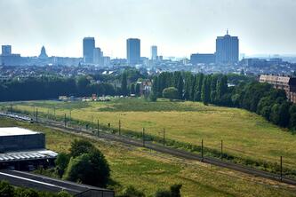 Zicht op de site vanaf de Leopold III-laan. 